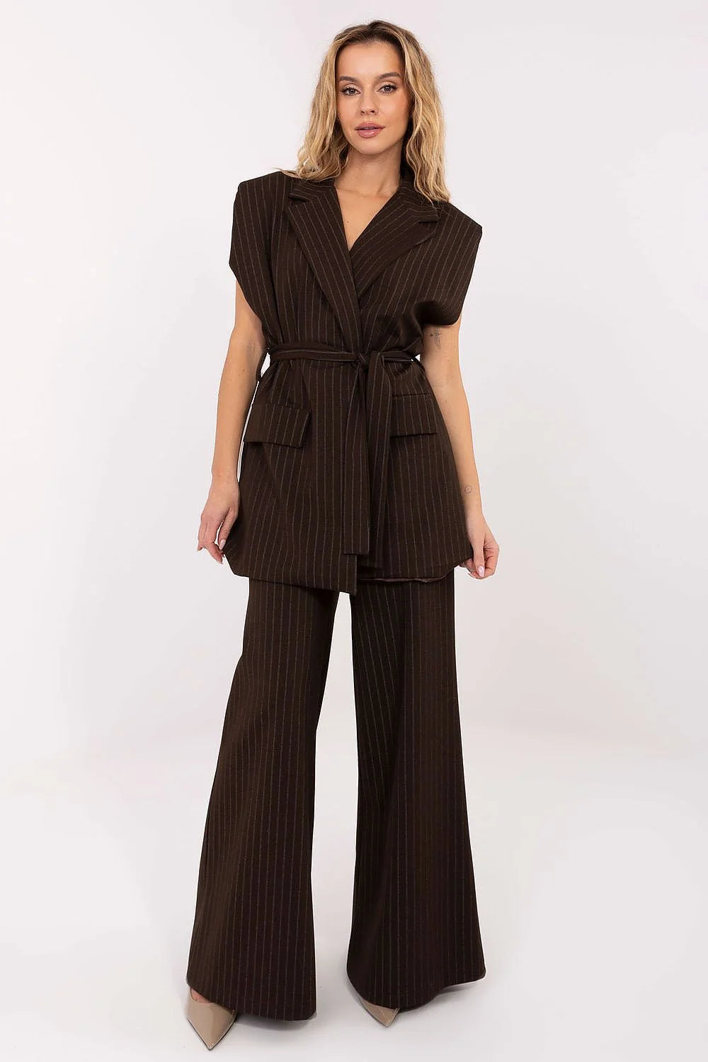 gilet femme blazer sans manches marron foncé fines rayures verticales col cranté épaules structurées ceinture nouée