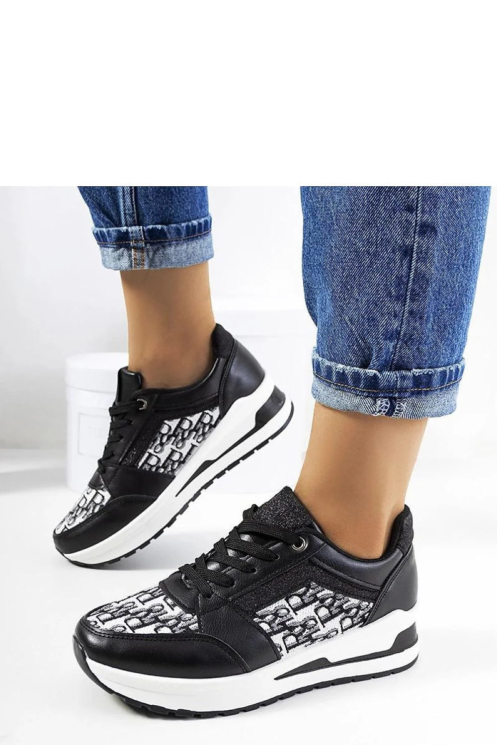 Baskets mode femmes style urbain contemporain cuir synthétique noir blanc motifs graphiques lacets noirs talon 3.5 cm confortable quotidien