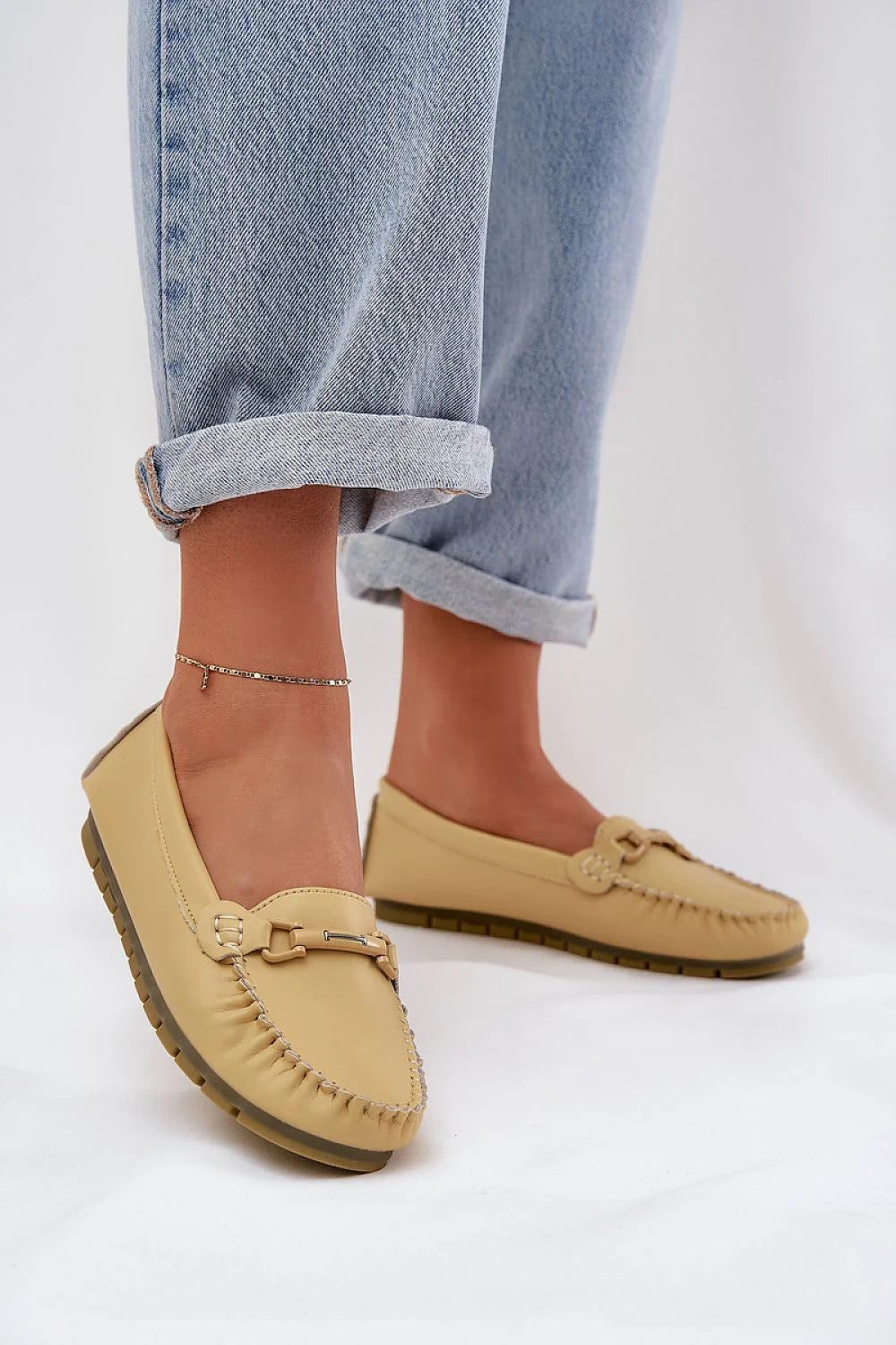mocassins femme cuir naturel beige semelle caoutchouc crantée mors métallique doré moctoe surpiqûres apparentes souple confortable élégant classique polyvalent