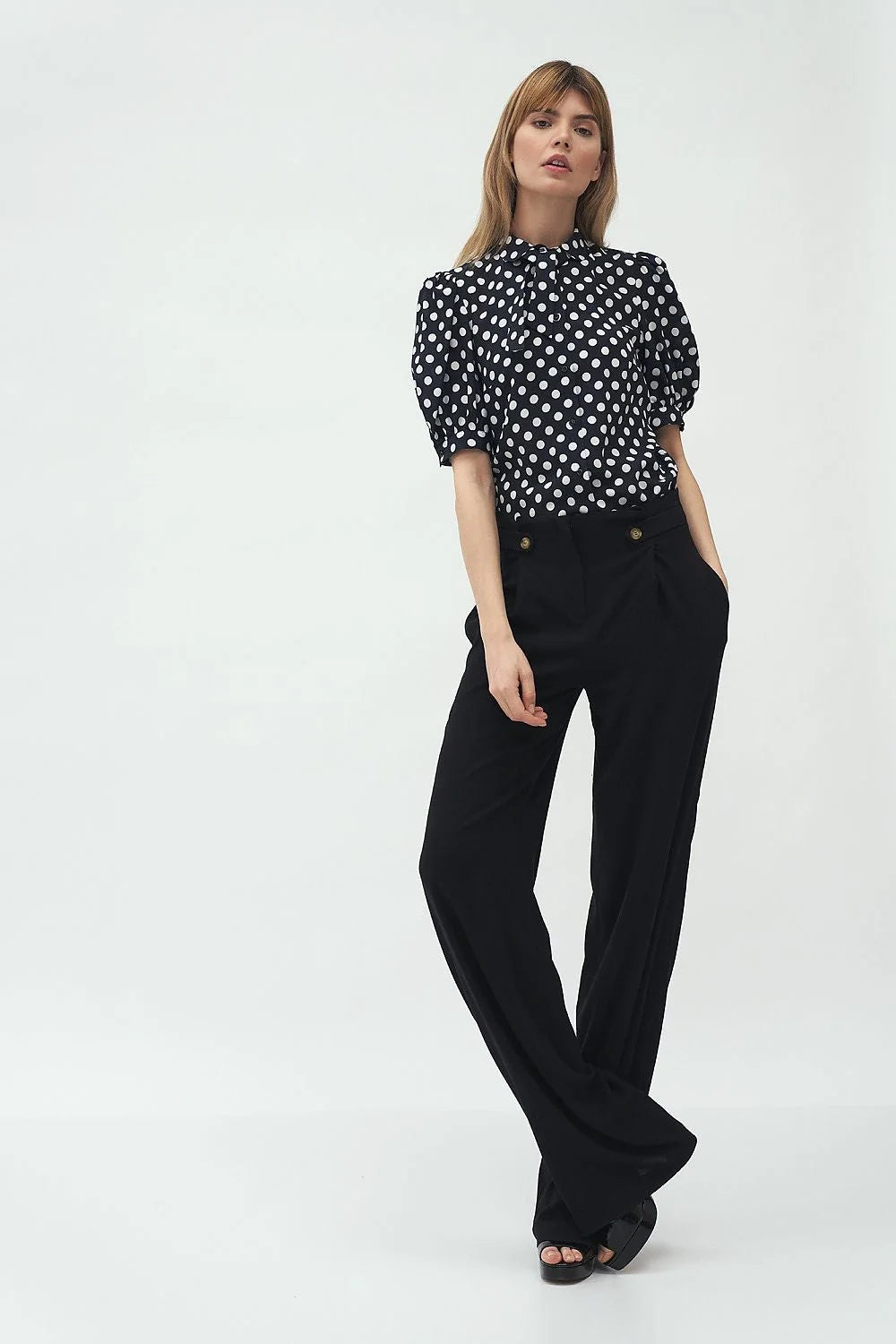 Chemisier femme manches courtes viscose pois noir élégant rétro coupe ajustée moderne silhouette