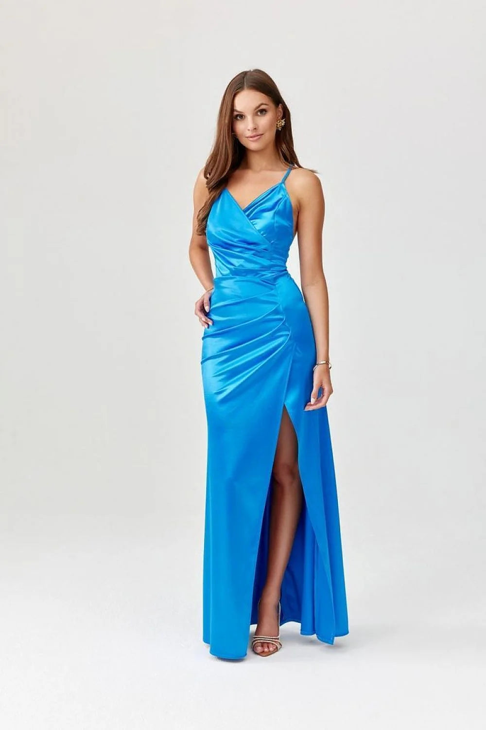 Robe de soirée élégante longue en satin bleu vif encolure en V bretelles fines coupe ajustée femme
