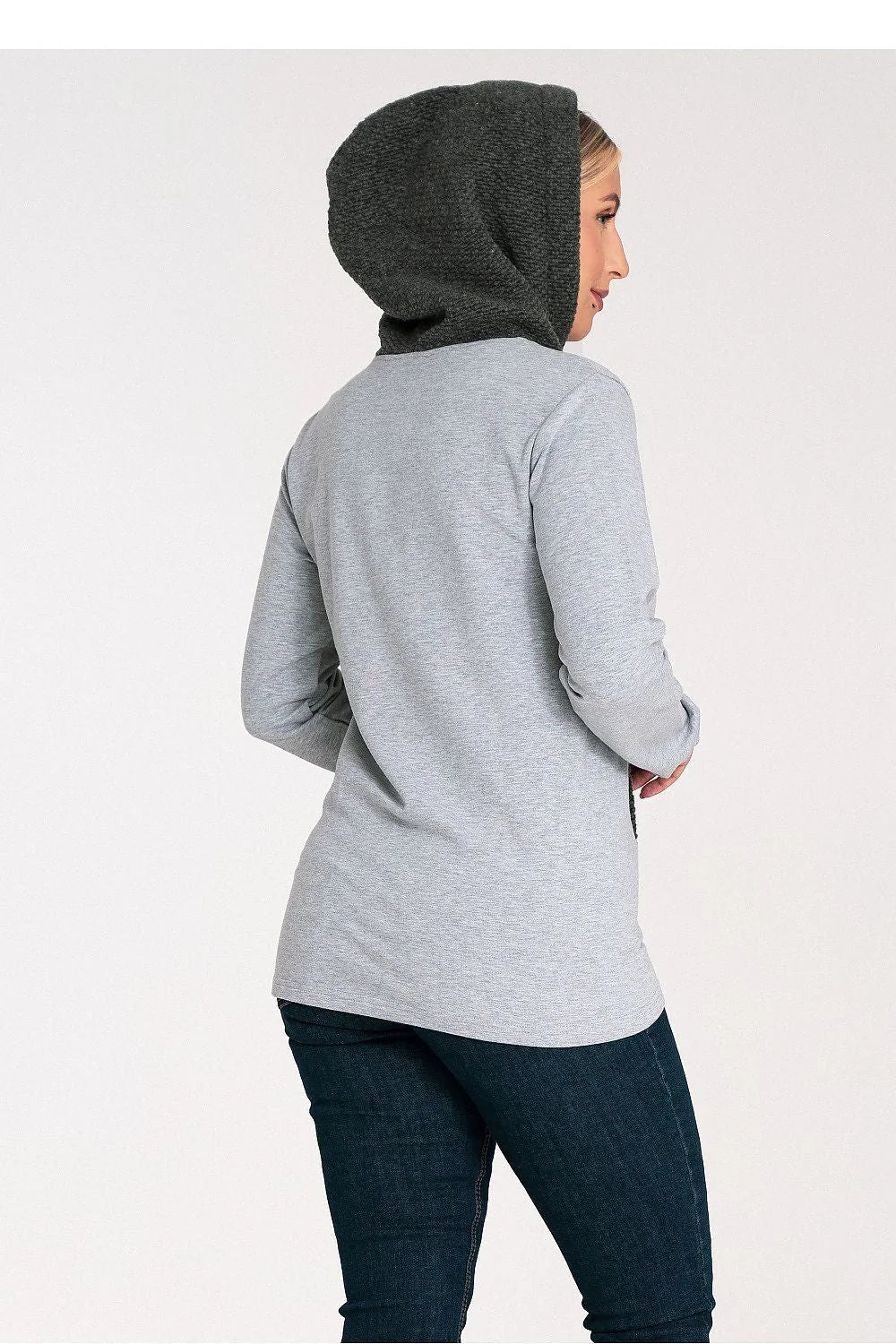 Sweatshirt pour femme en coton gris clair avec capuche contrastée en tricot gris foncé, coupe droite, poche kangourou et finitions élégantes