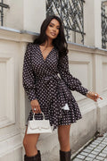 robe courte portefeuille pois blancs fond noir colV manches longues bouffantes jupe volantée fronces ceinture nouée