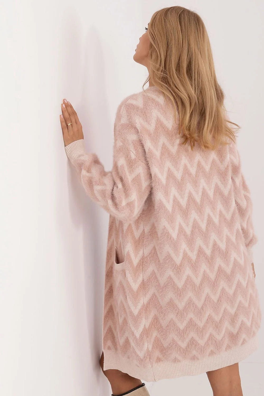 Cardigan long pour femme motifs chevrons couleur rose clair matériaux doux style moderne coupe ample épaules tombantes poches intégrées