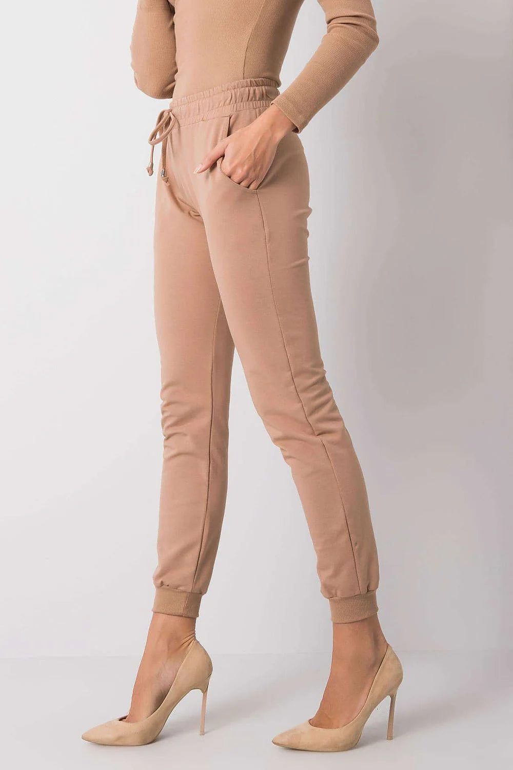 pantalon jogger femme slim beige camel molleton doux respirant taille mihaute elastique cordon coulissant poignets bordscotes poches metalliques