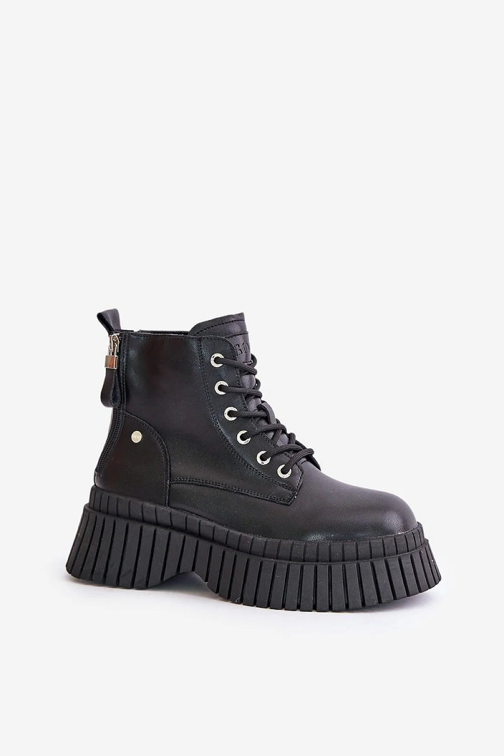 Bottines femmes style moderne audacieux cuir noir haute lacet métallique semelle compensée look urbain tendance grunge punk