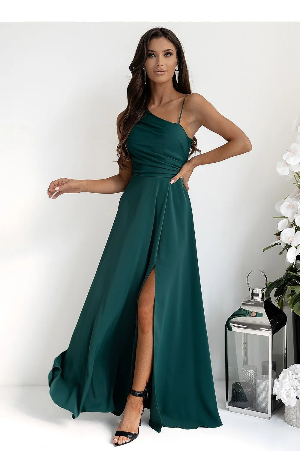 Robe longue asymétrique en satin vert émeraude dos nu bretelles fines taille ajustable soirée élégante femme