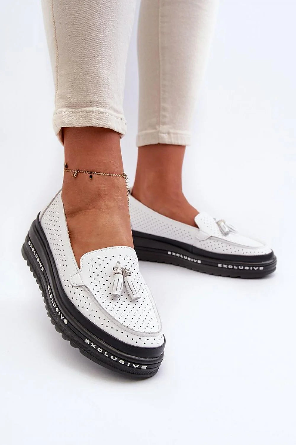 mocassins femmes blancs cuir perforés élégants sans lacets plateforme35mm semelle noire crantée confortables respirants pompons surpiqûres exclusive