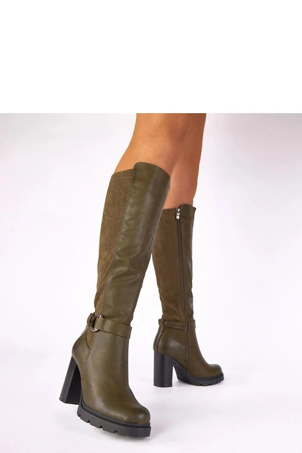 bottes vertes talon carré hautes genou cuir synthétique boucle métallique décorative semelle crantée plateforme bout rond zippée latérale élégantes confortables
