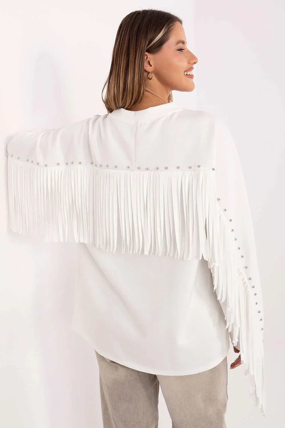 pull femme oversize blanc jersey léger col rond coupe fluide hanches manches longues franges rivets bohème chic confortable