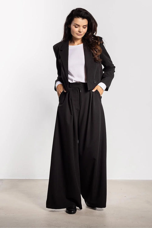 blazer femme court double boutonnage noir col revers cranté manches longues silhouette légèrement cintrée tissu structuré net minimal professionnel habillé