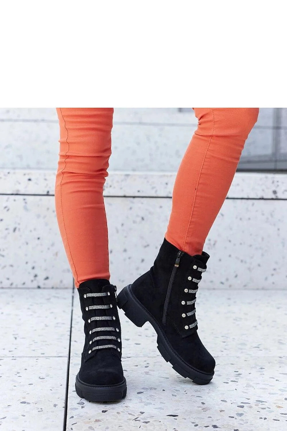 bottes femme suédine noire mi mollet urbain audacieux style combat semelle plateforme crantée caoutchouc lacets œillets zippée latérale talon carré