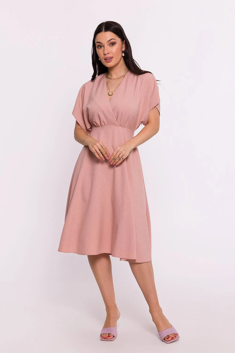 robe midi rose poudré encolure croisée manches kimono courtes taille empire cintrée jupe évasée tissu fluide léger sophistiquée féminine polyvalente