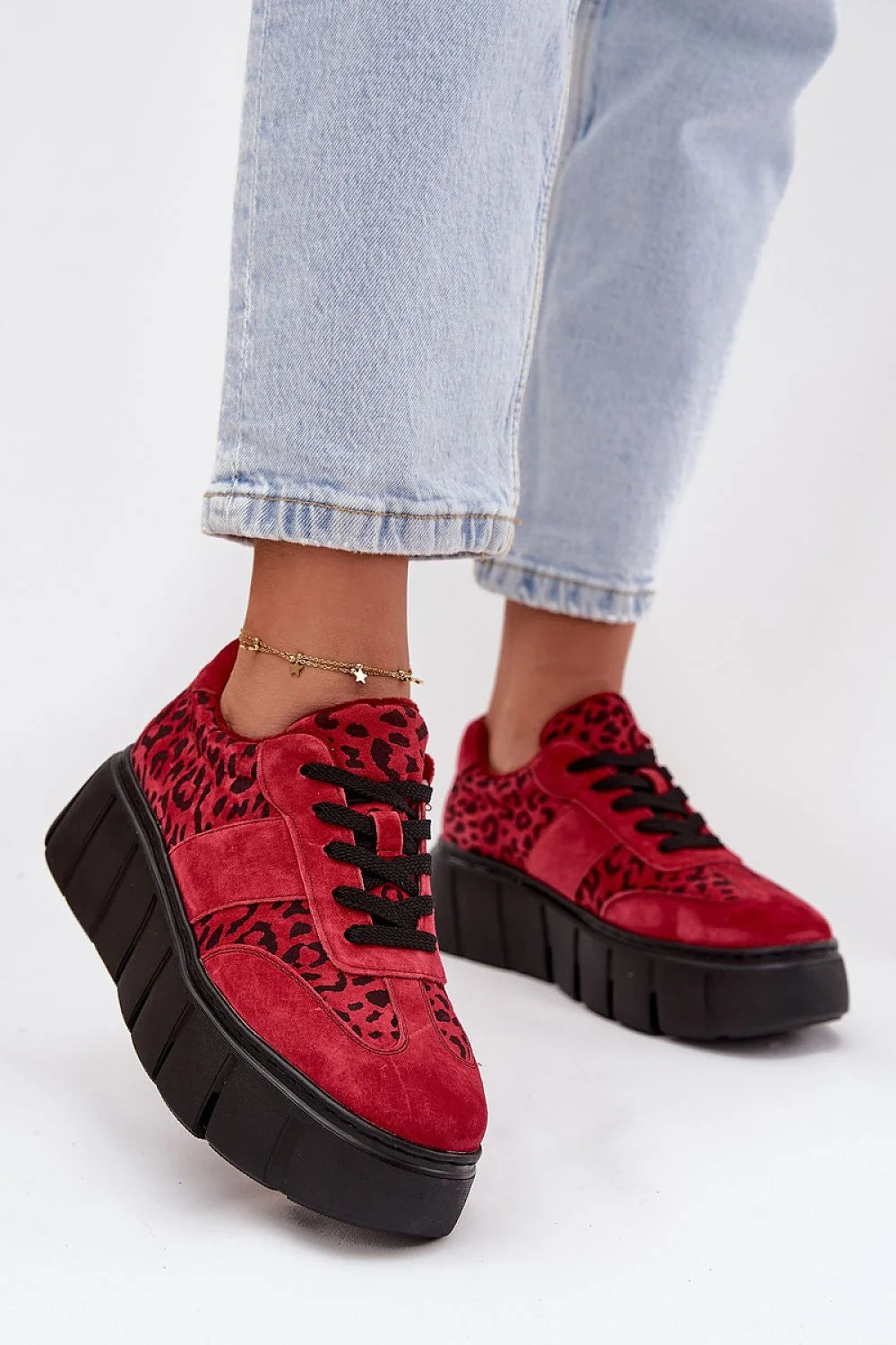 baskets femme Vinceza daim naturel velours rouge imprimé léopard noir lacets noirs plateforme massive semelle crantée épaisse doublée fourrure