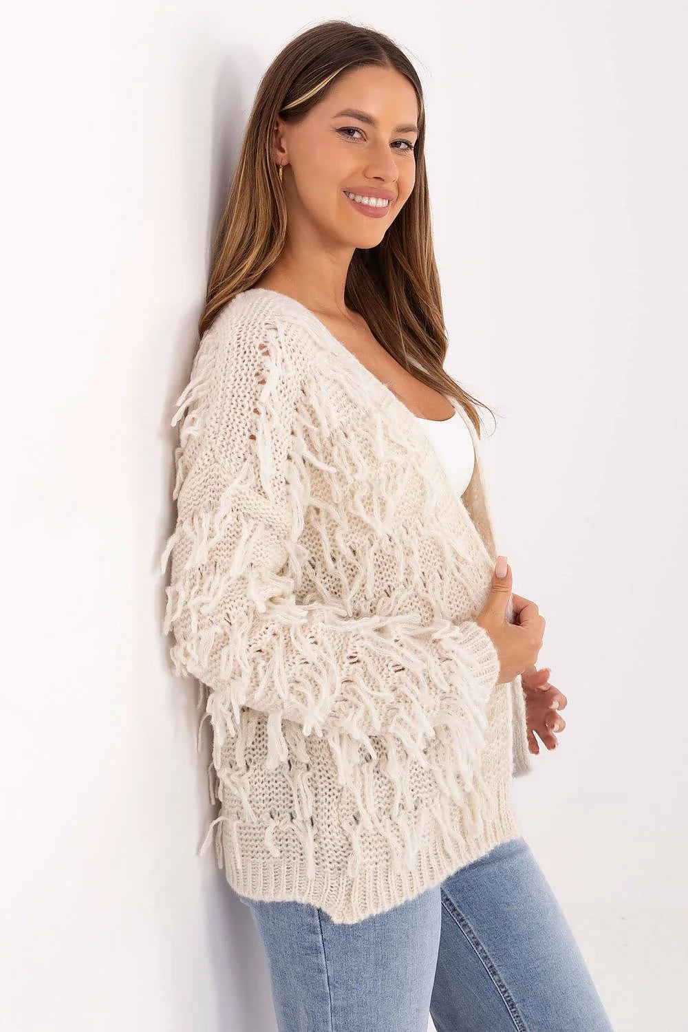 cardigan femme oversize maille épaisse crème franges bohème coupe ouverte longueur hanche manches longues bords côtelés texture duveteuse