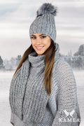 Ensemble hiver Kamea féminin bonnet écharpe pull tricoté motif côtelé fausse fourrure gris casual chic