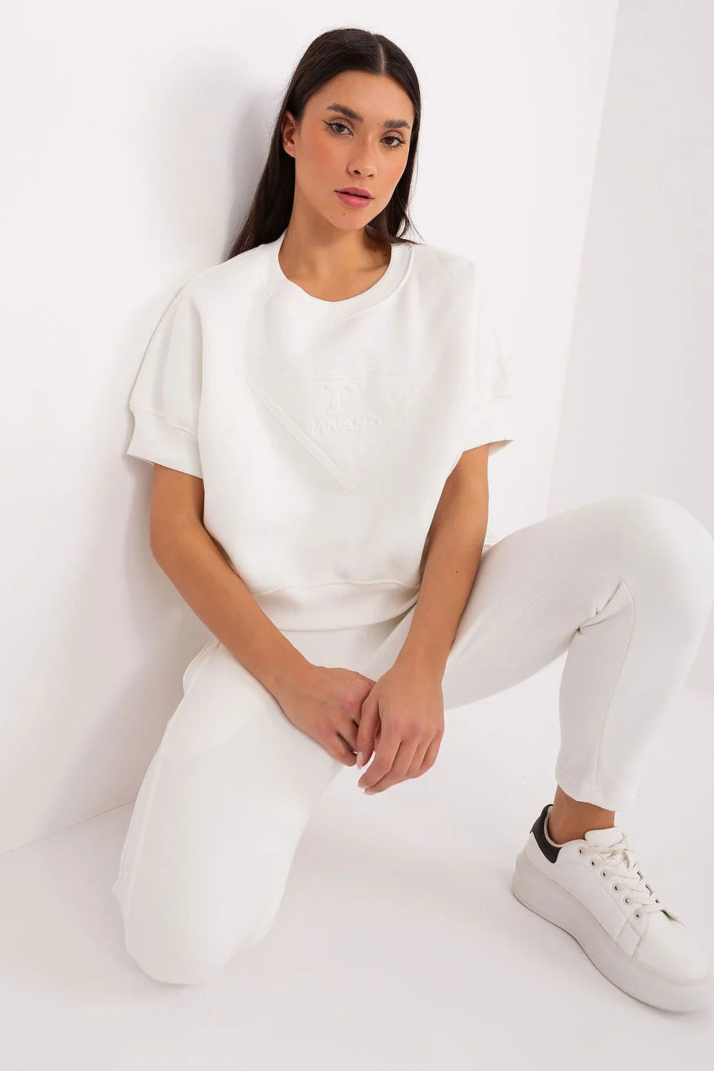 Ensemble femme coton polyester chute hiver style décontracté look monochrome chaussettes blanches mode moderne confort quotidien