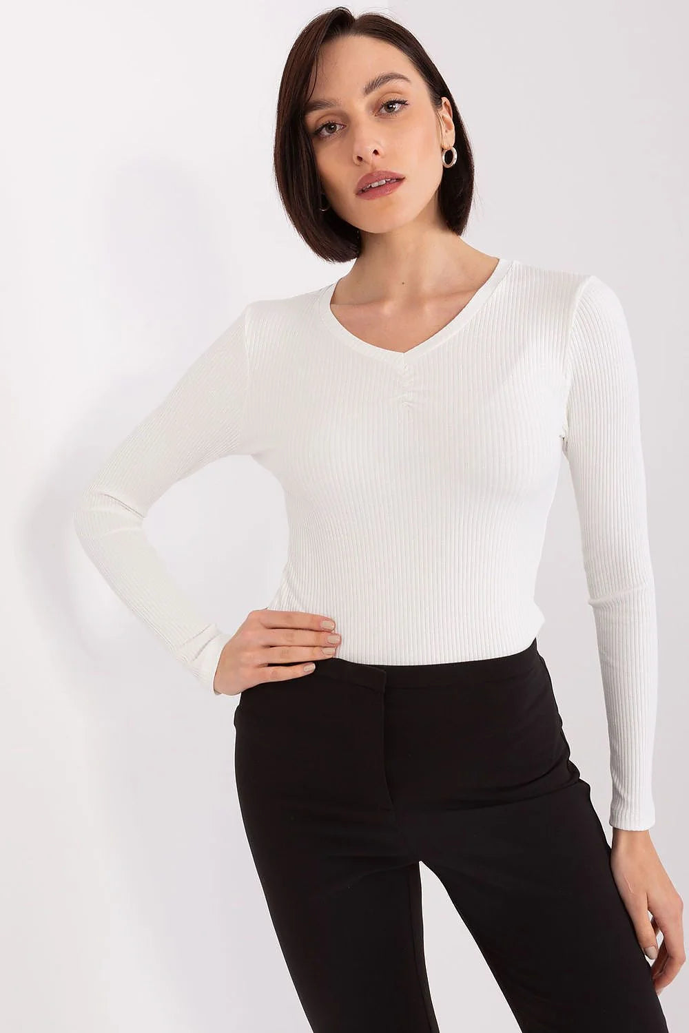Chemisier BFG en coton texture côtelée manches longues encolure V silhouette ajustée couleur blanche versatile femmes