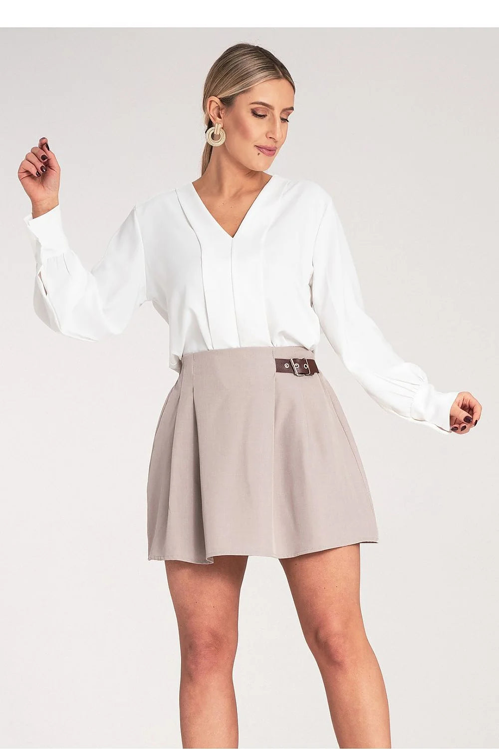 Jupe courte évasée beige clair chemisier blanc col V manches longues tissu fluide tenue élégante professionnelle femme