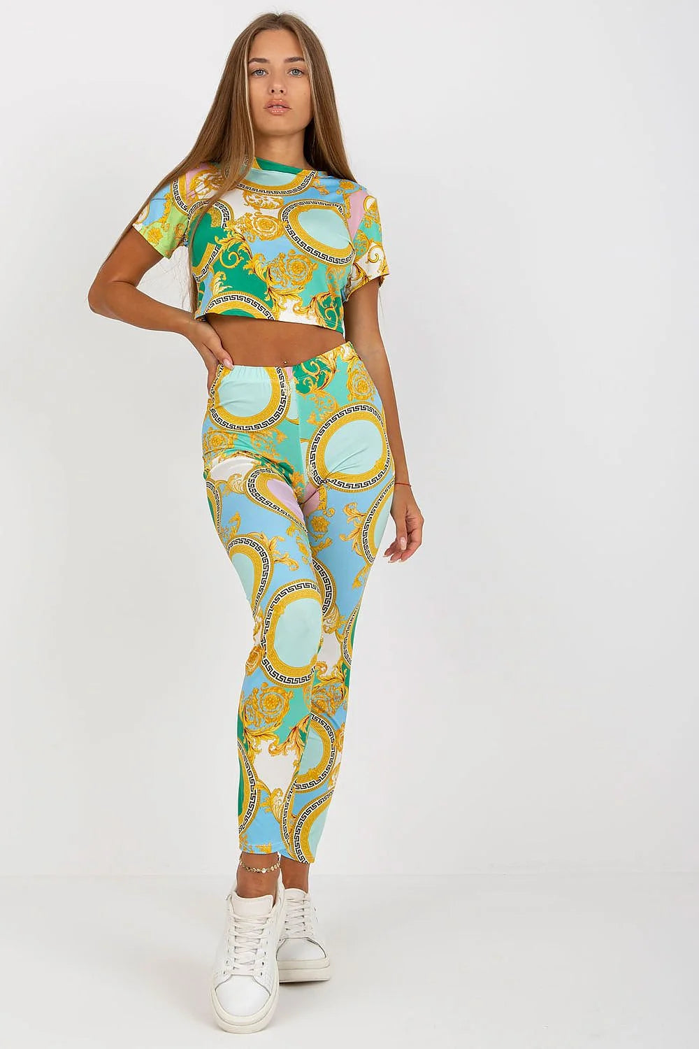 Pantalon femme haute taille tissu élastique poches latérales obliques elasthanne polyester.crop top rayures horizontales imprimé texte noir.escarpins fuchsia assortis