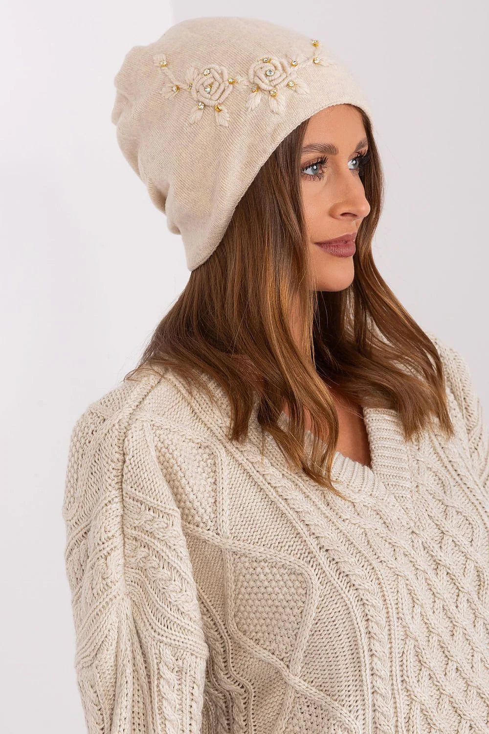 Bonnet d'hiver chaud pour femme en tricot lisse avec broderie florale dorée pull côtelé beige mode élégant confortable