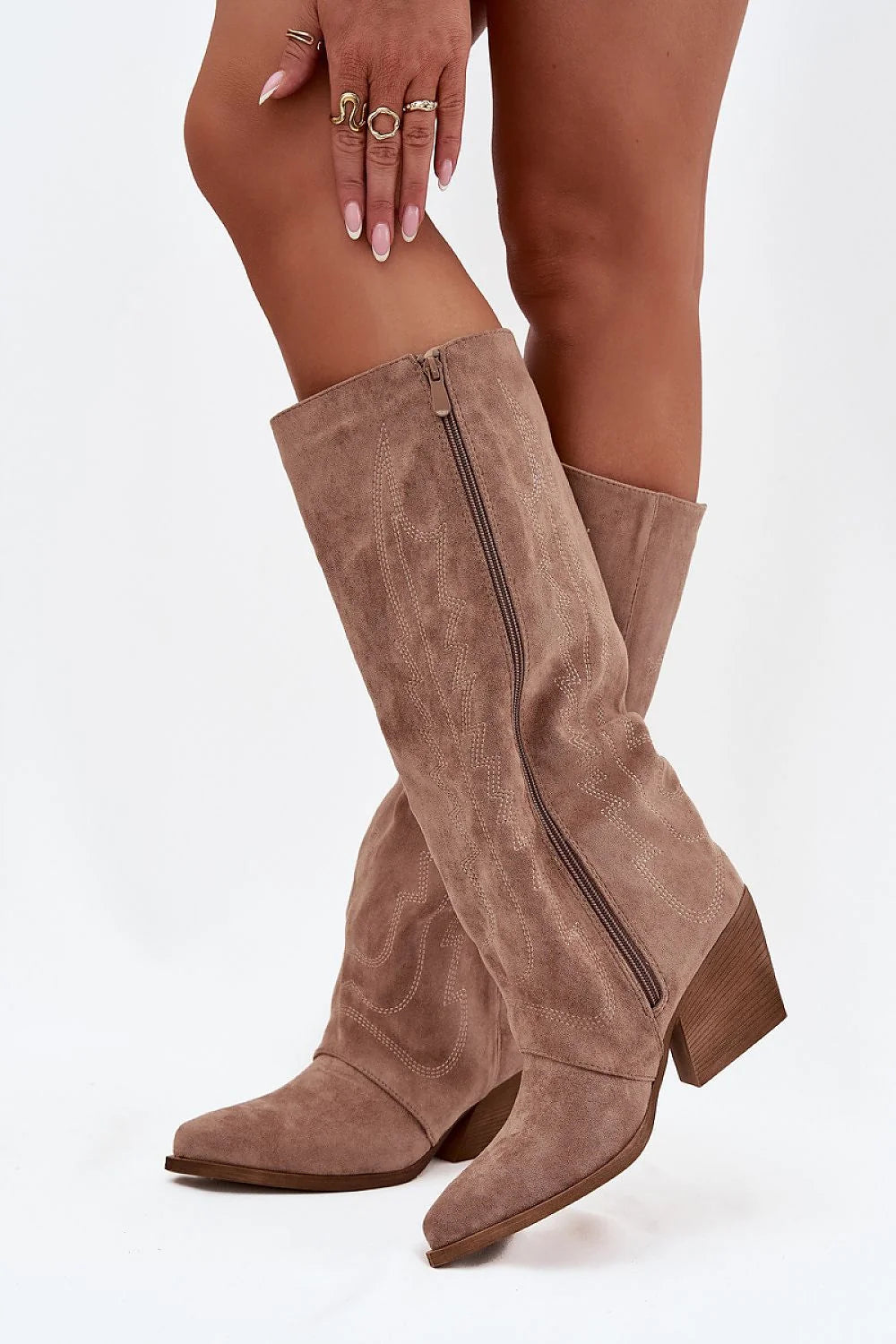 bottes femme cowgirl suède taupe talon bloc moyen bout pointu tige genou fermeture éclair intérieure surpiqûres décoratives