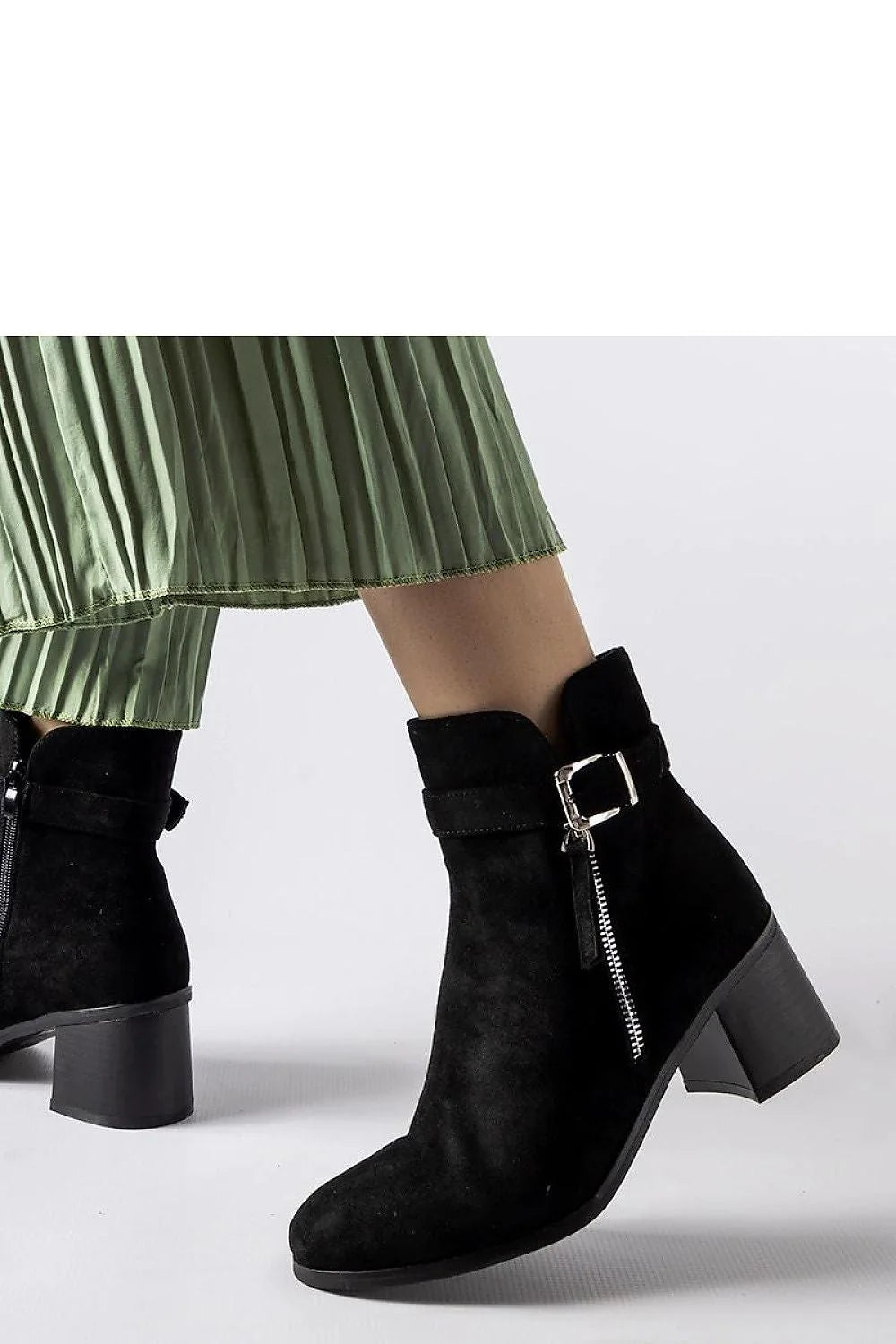 Bottines Chelsea daim noir style contemporain talon épais bloc zip latéral coupe ajustée femme