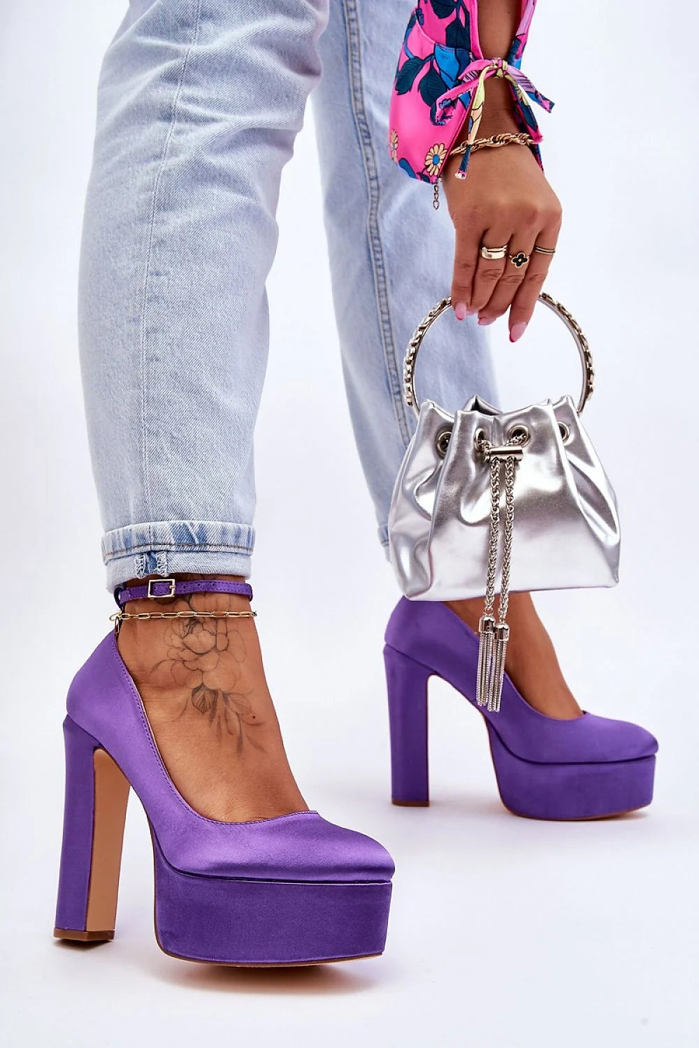 Escarpins talon large violet stiletto plateforme épaisse textile femme, ceinture ajustable, sac à main seau argenté, robe fleurie manches nouées