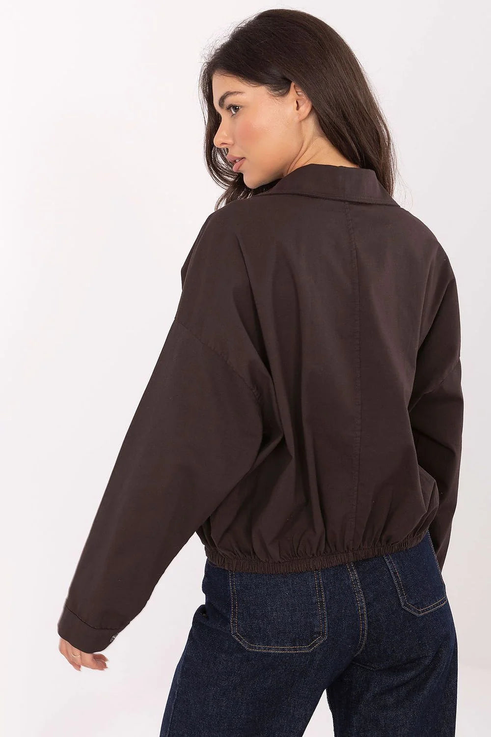 surchemise courte marron foncé col chemise boutonnée poches rabats coupe boxy ourlet élastiqué manches longues coton robuste élasthanne confortable utilitaire