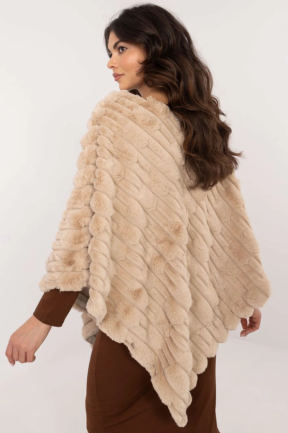poncho fausse fourrure douce beige bandes diagonales coupe ample oversize col rond manches larges ourlet festonné tombé fluide chaud élégant