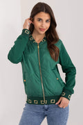 Veste sportive moderne pour femme en vert foncé, matelassée, col et poignets géométriques, fermeture éclair dorée, poches pression, coton, mode casual, chic, polyvalente, tendance, qualité, confort, quotidien, style urbain