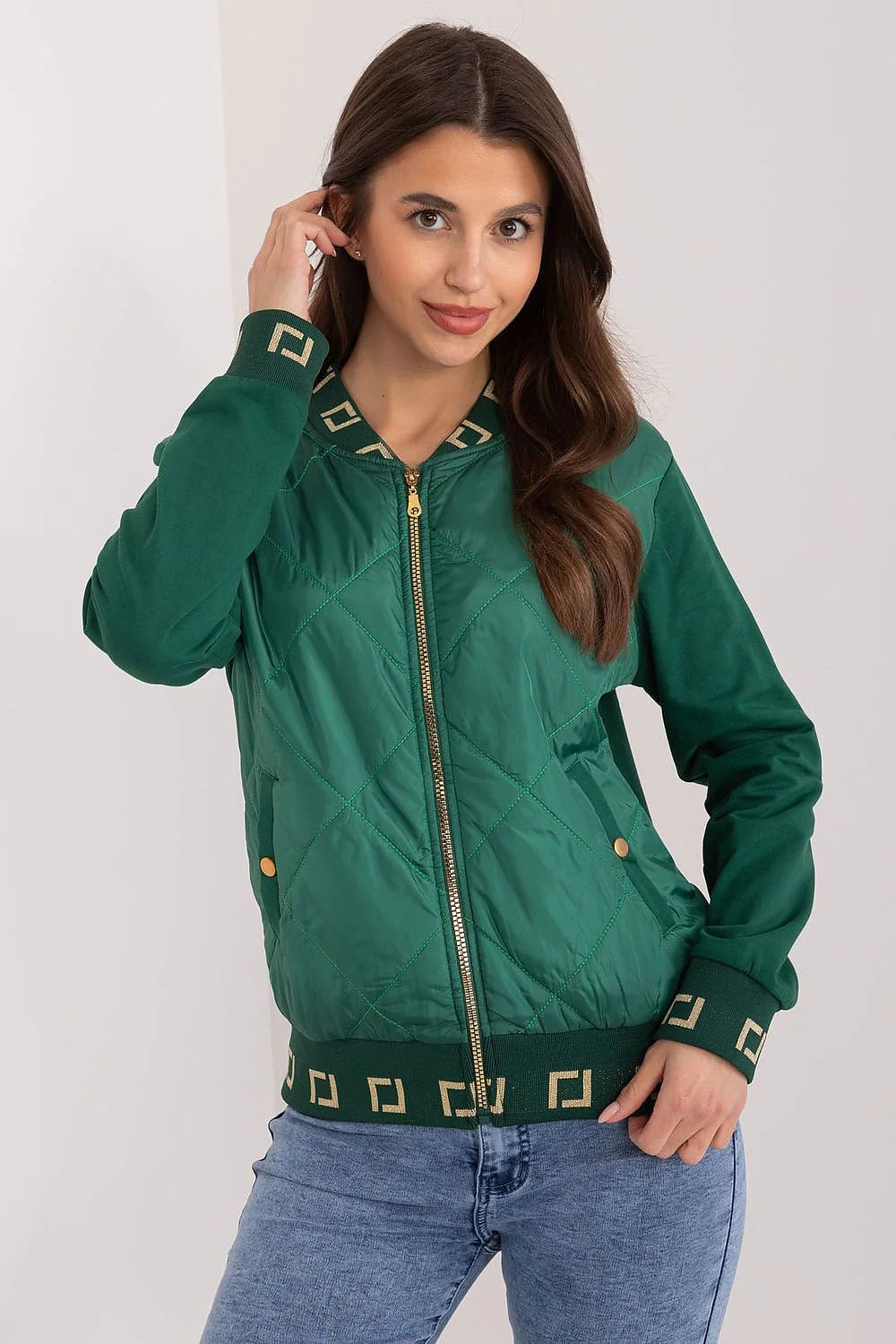 Veste sportive moderne pour femme en vert foncé, matelassée, col et poignets géométriques, fermeture éclair dorée, poches pression, coton, mode casual, chic, polyvalente, tendance, qualité, confort, quotidien, style urbain