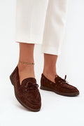 mocassins femme suédine douce marron chocolat semelle plate bouts arrondis surpiqûres décoratives laçage traversant œillets métalliques silhouette décontractée chic