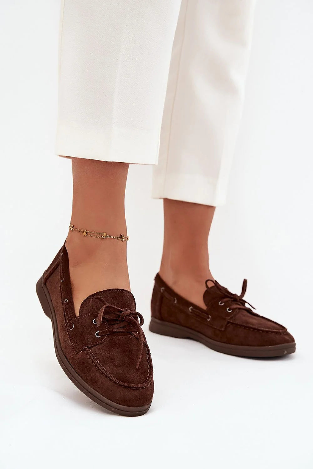 mocassins femme suédine douce marron chocolat semelle plate bouts arrondis surpiqûres décoratives laçage traversant œillets métalliques silhouette décontractée chic