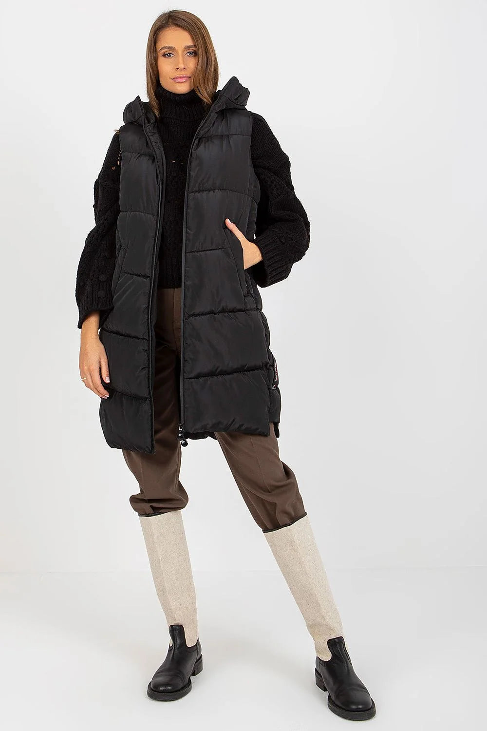 Gilet sans manches en duvet matelassé pour femme, style moderne, couleur noire, capuche intégrée, poches latérales, ajustable, polyester 100 %, tailles S à XXL