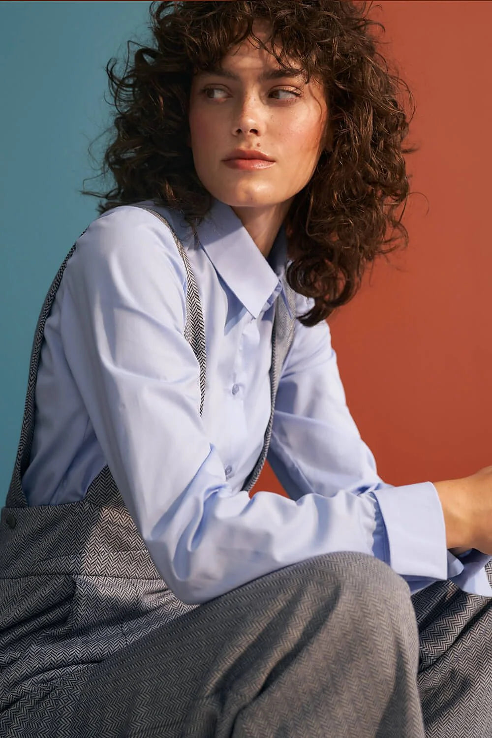 Chemise manche longue Nife bleu clair classique femme coupe ajustée col structuré boutons assortis
