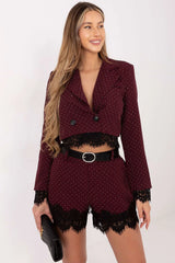 shorts taillehaute bordeaux micropois polyesterviscose légers jambeslarges tailleelastique ceinturefermetureeclair boucleovale pocheslaterales clousfestifs dentellefestonnee soiree cocktail chic féminine