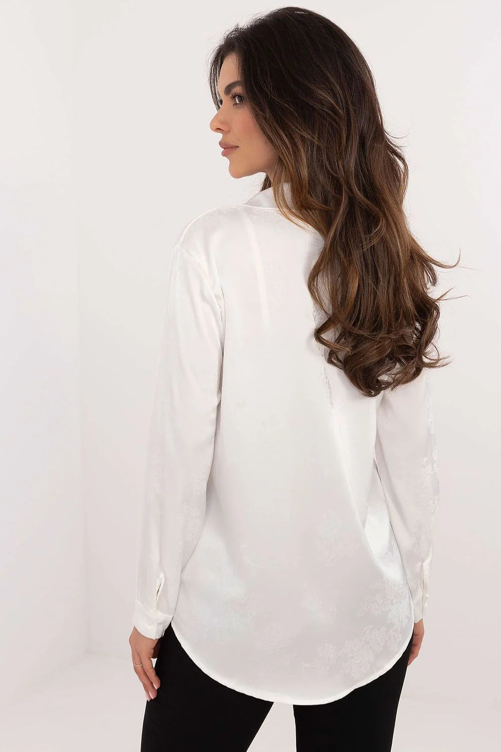 Chemise manche longue blanc satinée coupe ajustée col classique boutons fins femmes élégance polyvalence mode