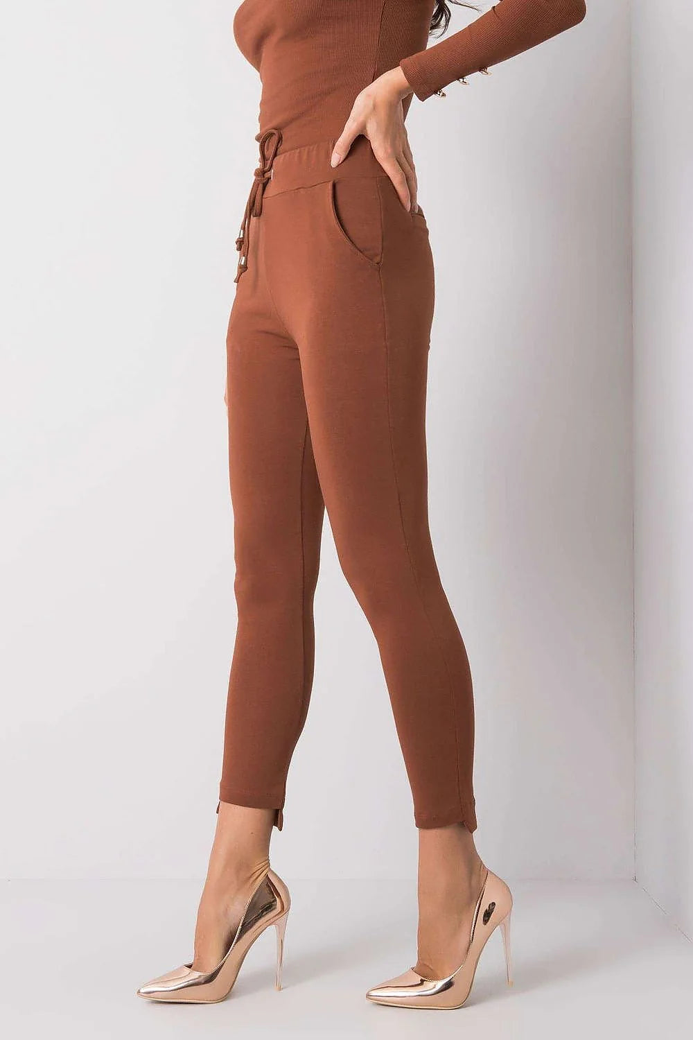 Pantalon survêtement BFG ajusté pour femmes couleur marron coton élasthanne taille haute ceinture élastiquée drawstring métallique fuseau cheville ouvertures latérales