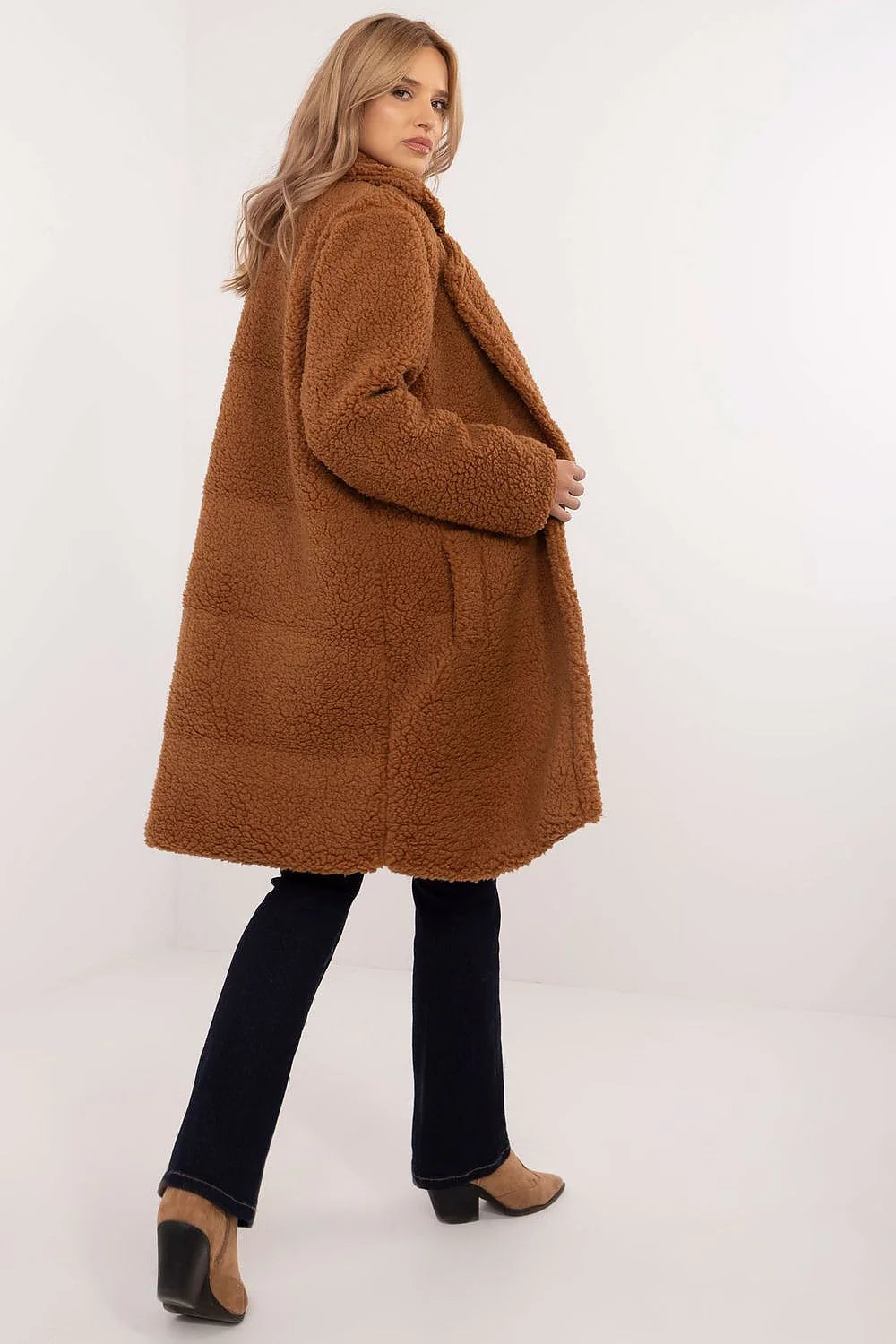 Manteau long pour femme brun camel en polyester et viscose, style décontracté et chic, coupe droite et ample, col large à revers, poches latérales intégrées, texture imitation laine bouclée, idéal pour l'automne-hiver