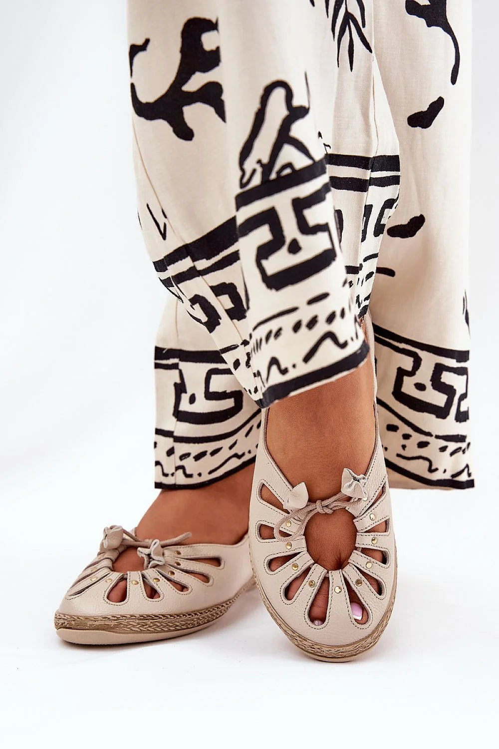 Ballerines plates en cuir naturel femelles style élégant détails pétaleaux dorés semelle tressée beige cuir naturel confortable tailles 36-41