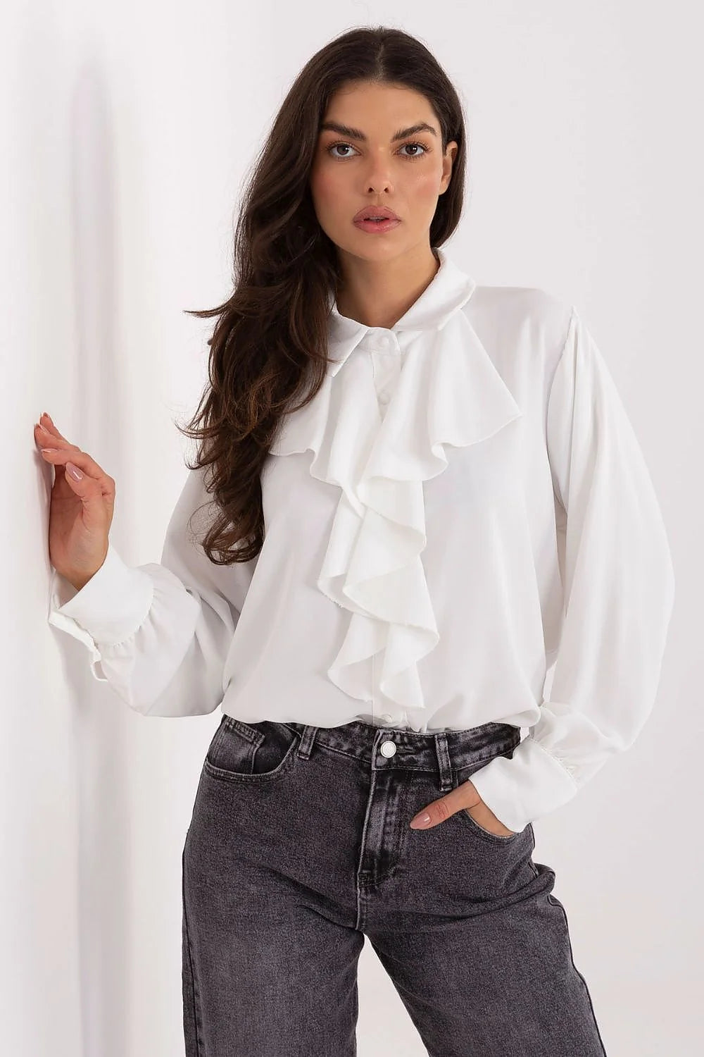 chemise femme blanche manches longues bouffantes poignets boutonnés col montant volants cascade jabot boutons décoratifs polyester fluide légère coupe ample