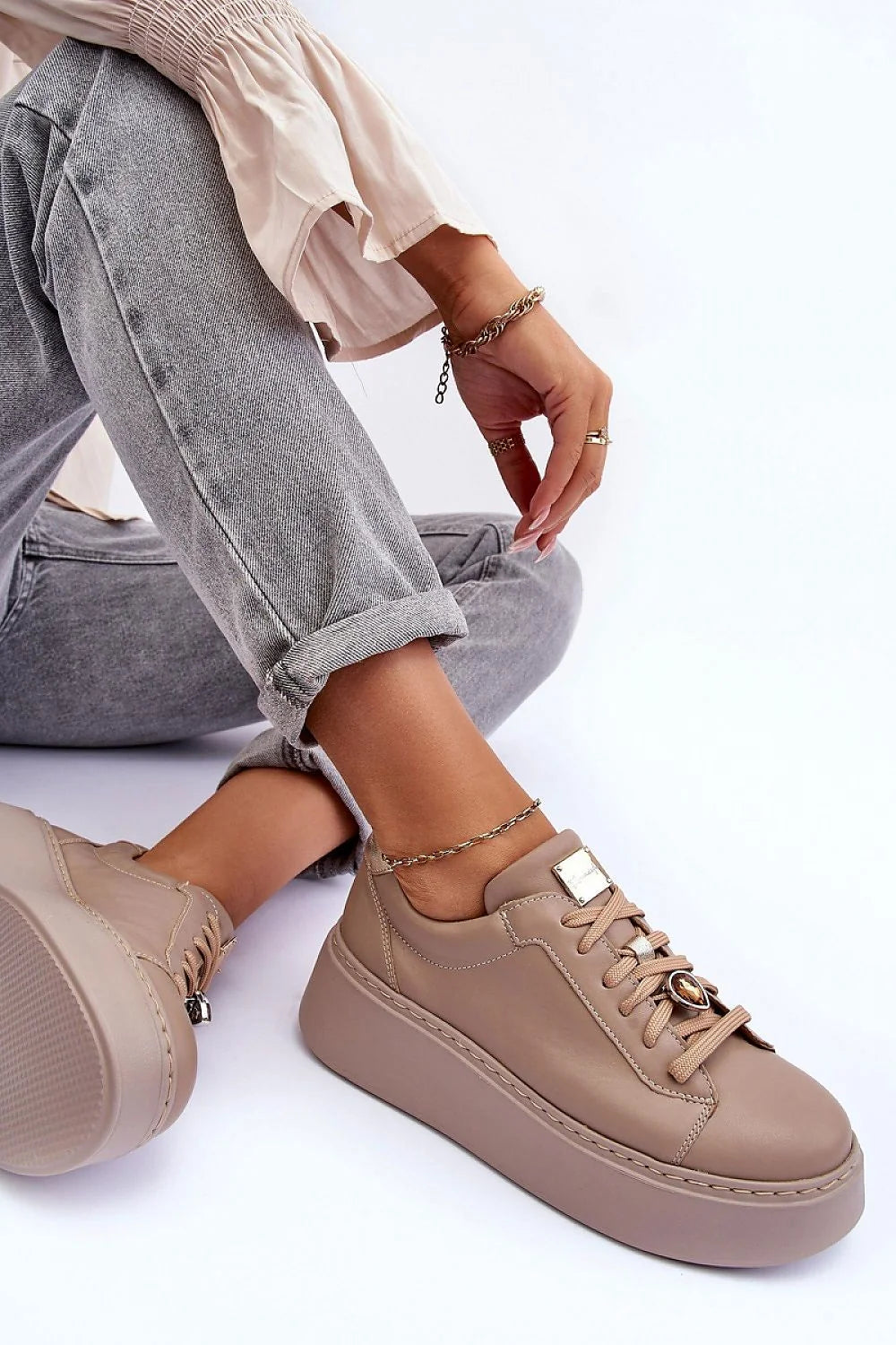 Chaussures de sport Maciejka pour femmes design moderne plateforme épaisse cuir naturel taupe doré lacets ajustables