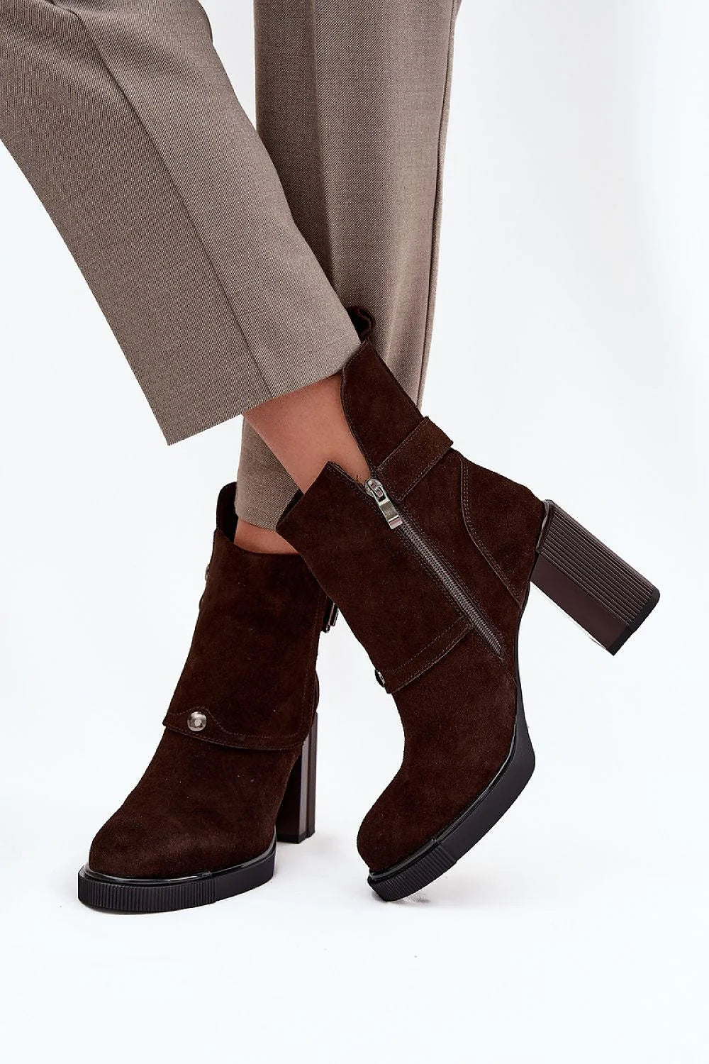 bottines femme daim marron foncé cheville talon bloc haute plateforme semelle crantée fermeture éclair sangle boucle métal doublure rembourrée antidérapante