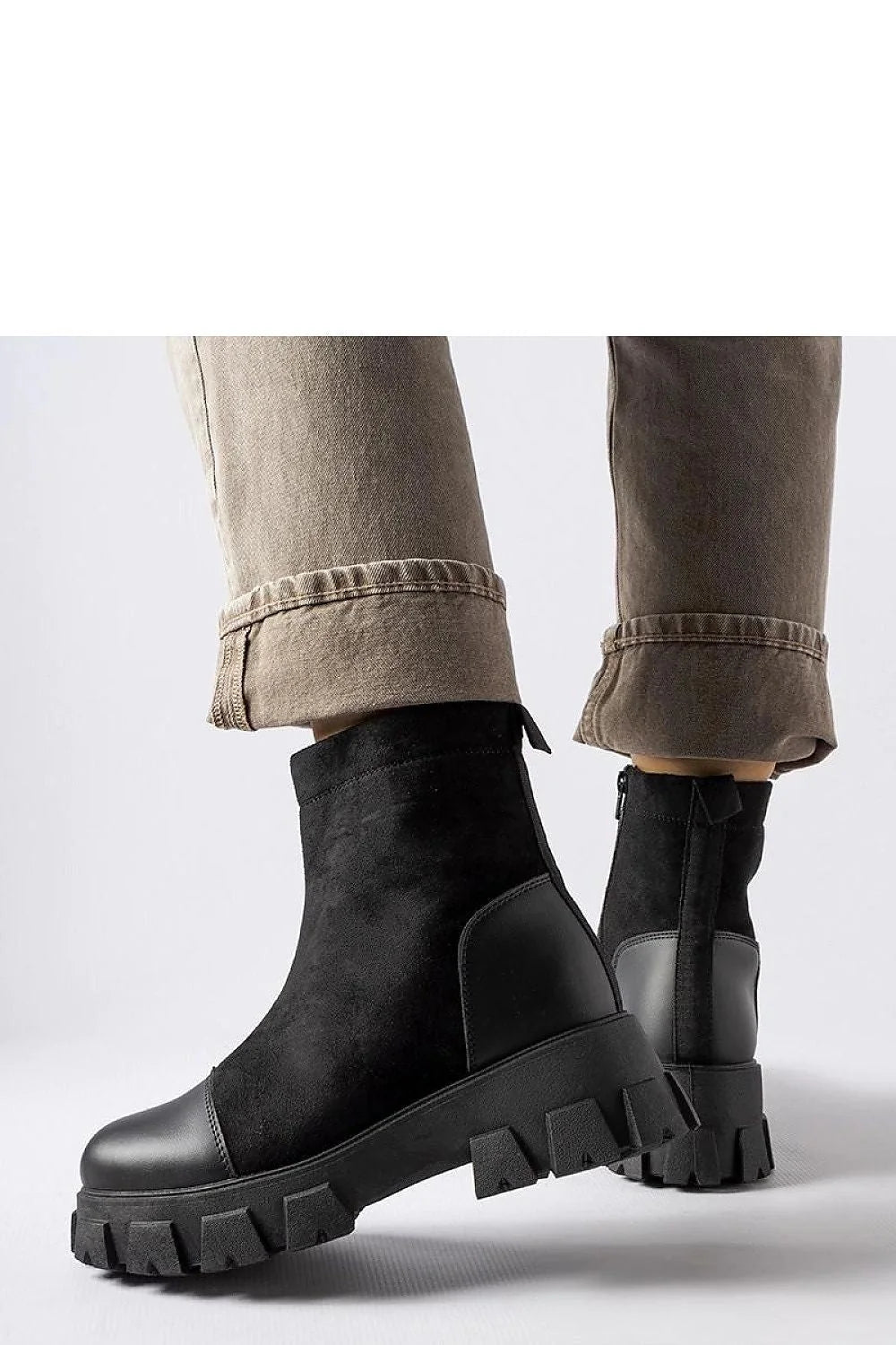 Bottes Chelsea en cuir suédé noir style moderne audacieux semelle épaisse crantée femmes talon moyen