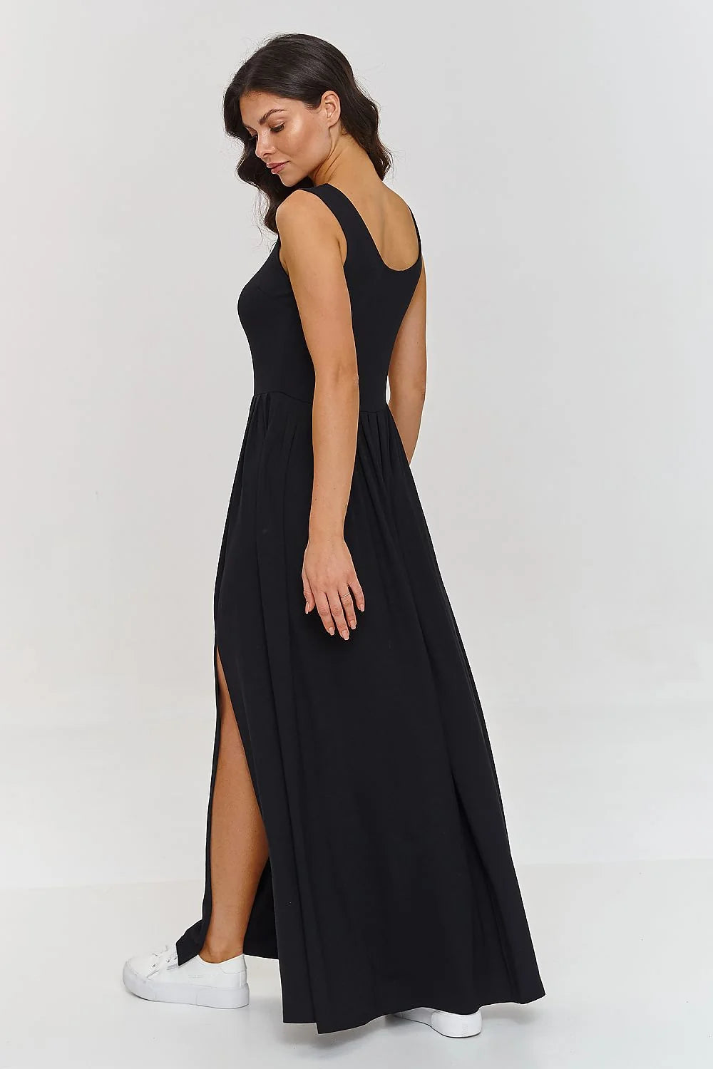robe longue noire sans manches col rond cintrée taille jupe fluide fente latérale viscose légère respirante élégante polyvalente