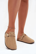 mule femme suédine écologique beige veloutée bout fermé bride réglable boucle dorée bouton latéral semelle liège profilée crantée caoutchouc confortable