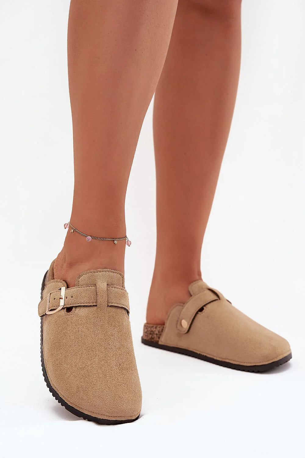mule femme suédine écologique beige veloutée bout fermé bride réglable boucle dorée bouton latéral semelle liège profilée crantée caoutchouc confortable