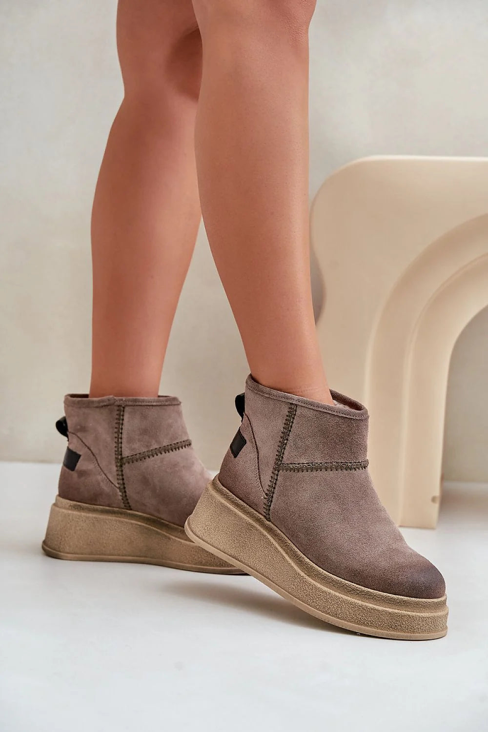 Bottes de neige pour femmes Step in style marque Maciejka cuir naturel fourrure intérieure plateforme talon compensé design moderne tendance couleur taupe mi-hauteur coutures contrastantes fermeture éclair