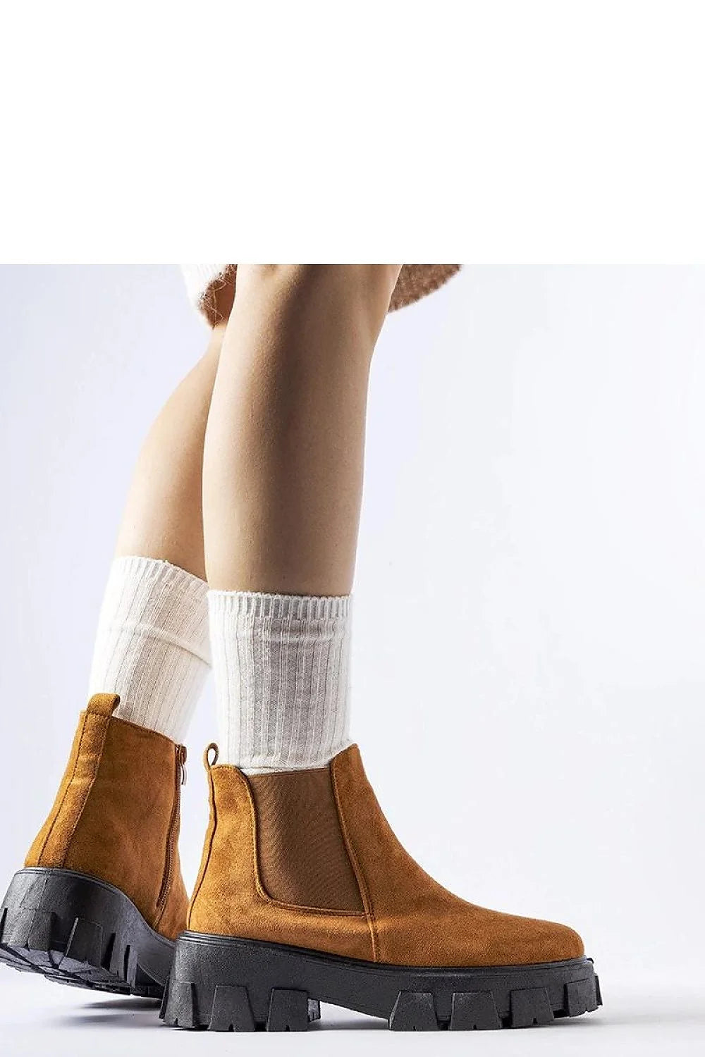 Bottines femme design moderne cuir suédé camel semelle épaisse fermeture éclair zippée montante cheville élégance urbaine